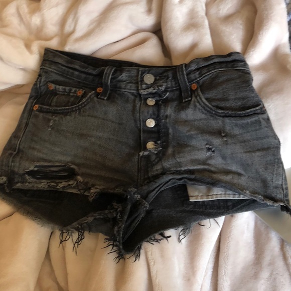 Black Levi’s denim shorts - Picture 4 of 4